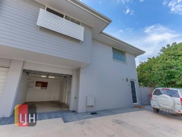 CENTRAL 3 BEDROOM TOWNHOUSE WITH DUCTED AIRCONDITIONING