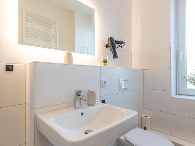 Central 3 room old building apartment with balcony – freshly renovated and modernly furnished, Magdeburg Amsterdam Apartments for Rent