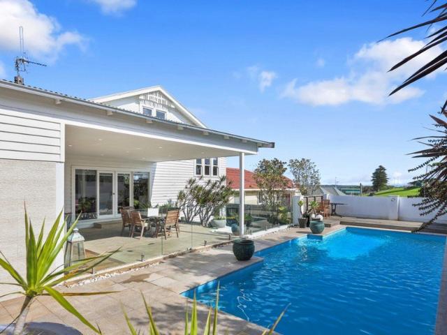 CENTRAL, 5BR HOME, POOL & OCEAN VIEWS