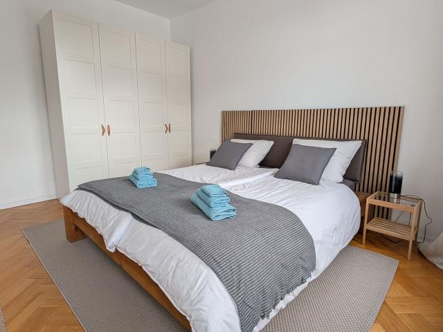 Central | 98m² | 3 Rooms | 3 Beds, Essen Amsterdam Apartments for Rent