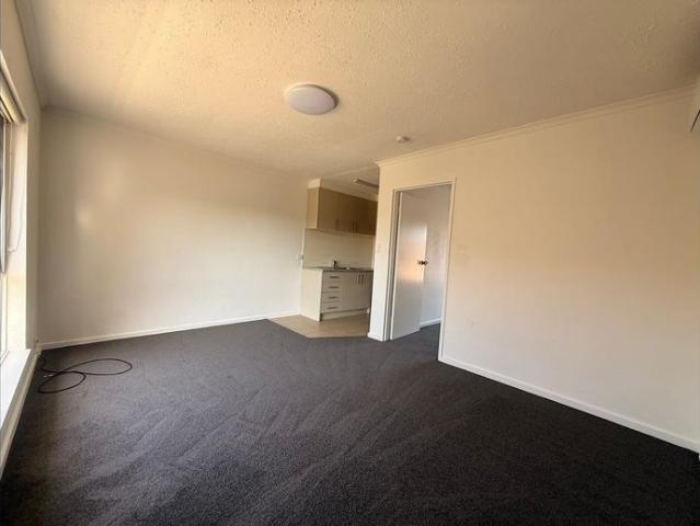 Centrally located 1 bedroom apartment close to shopping and transport
