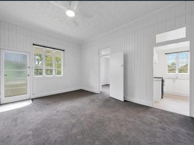 Centrally Located 2 Bedroom Unit in East Brisbane Renovated & Refreshed