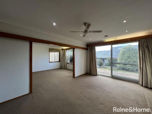 Centrally located 3 or 4 Bedroom Family Home in a Quiet Cul De Sac