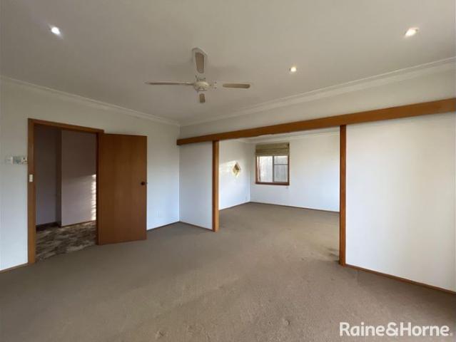 Centrally located 3 or 4 Bedroom Family Home in a Quiet Cul De Sac