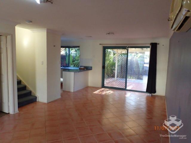 Centrally located 3 bed townhouse available in Carrara soon water included