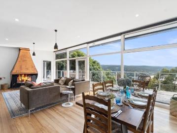 Centrally located 3 bedroom house with expansive ocean view