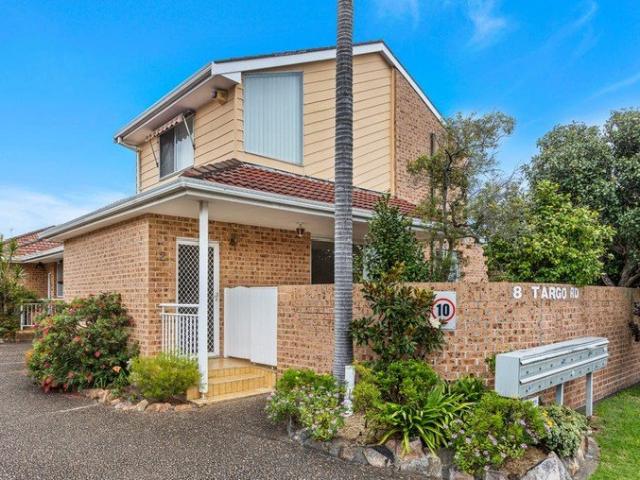 CENTRALLY LOCATED 3 BEDROOM TOWNHOUSE