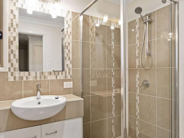 CENTRALLY LOCATED 3 BEDROOM TOWNHOUSE!
