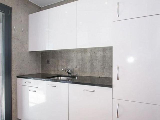Centrally located: 3.5 rooms with balcony & train station within walking distance