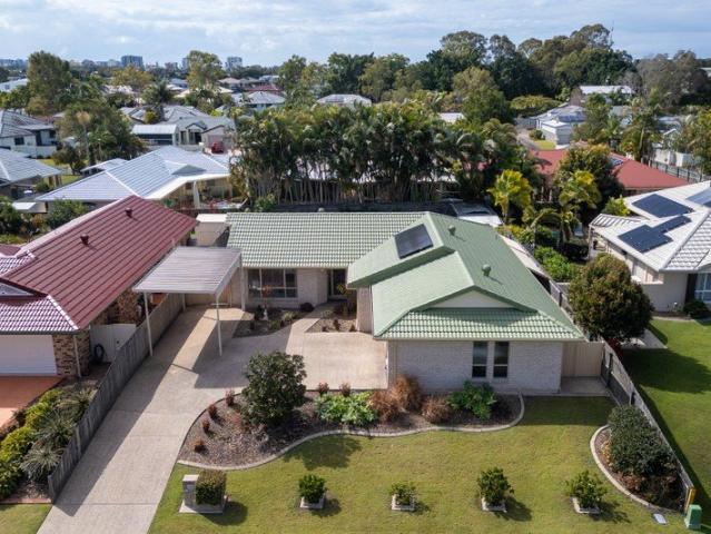 Centrally Located To Pelican Waters Marina & Shopping Centre