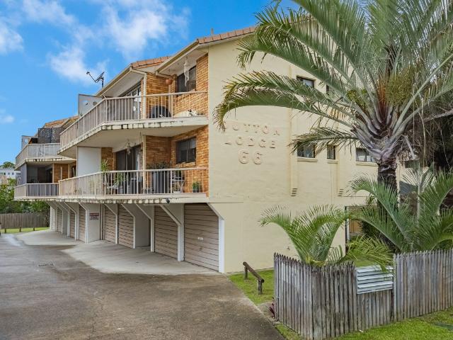Centrally Located Top Floor Unit Walk to the Beach!