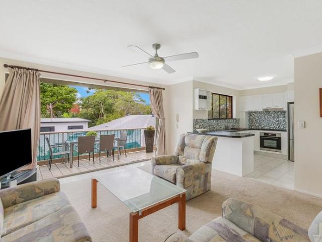 Centrally Located Top Floor Unit Walk to the Beach!