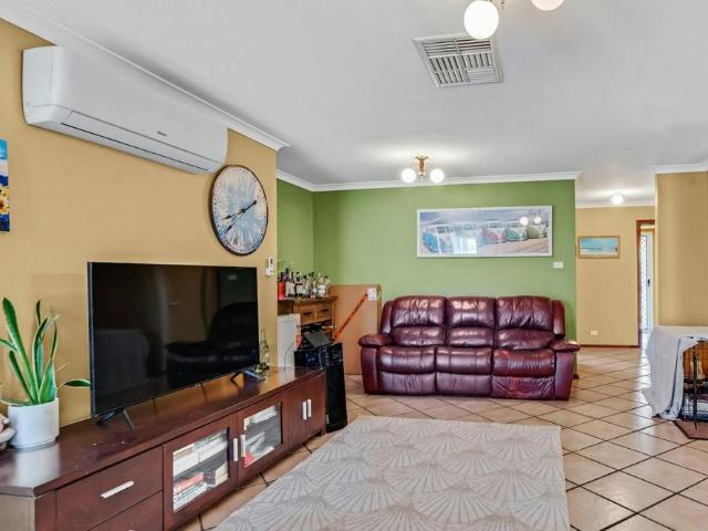 CENTRALLY LOCATED UNIT IN EATON