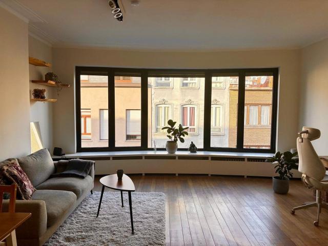 Centrally located bright 1 bedroom apartment
