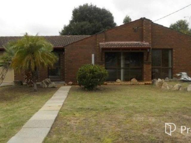 Centrally located cosy 3 bedroom 1 bathroom home, close to Westfield Carousel Shopping Centre!