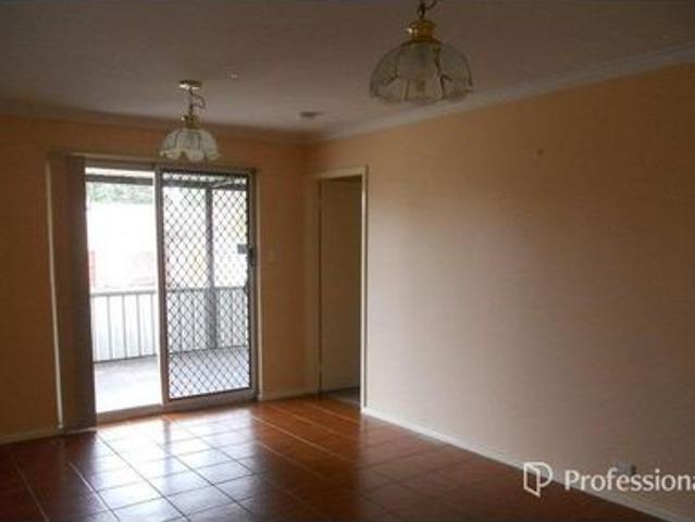Centrally located cosy 3 bedroom 1 bathroom home, close to Westfield Carousel Shopping Centre!