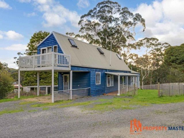 Centrally located Double Story Cottage in Daylesford