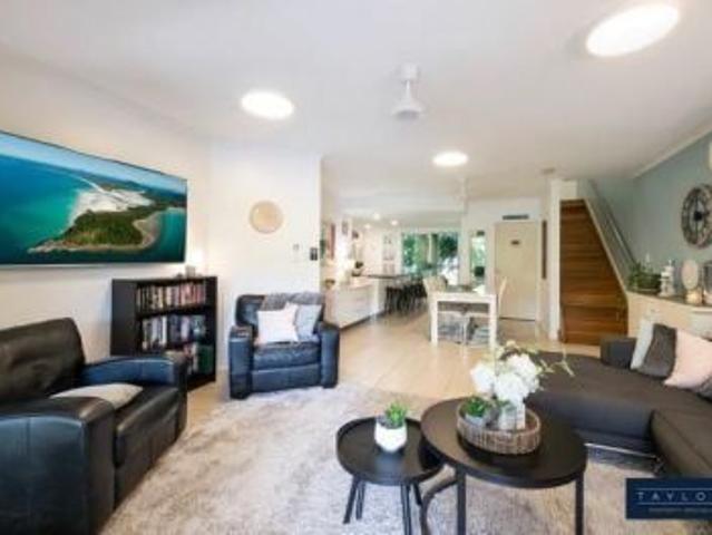 Centrally located & flat walking distance to town