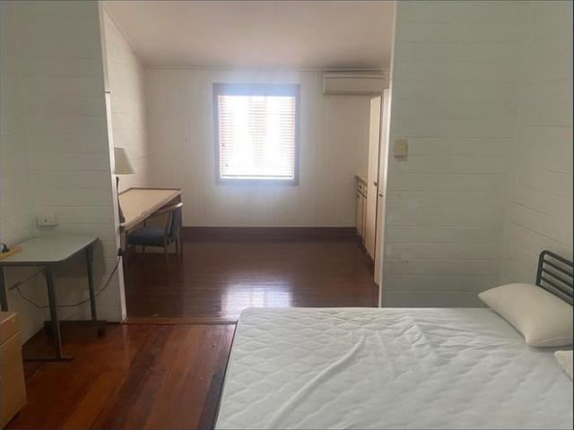 Centrally Located Large Room in Sharehouse!