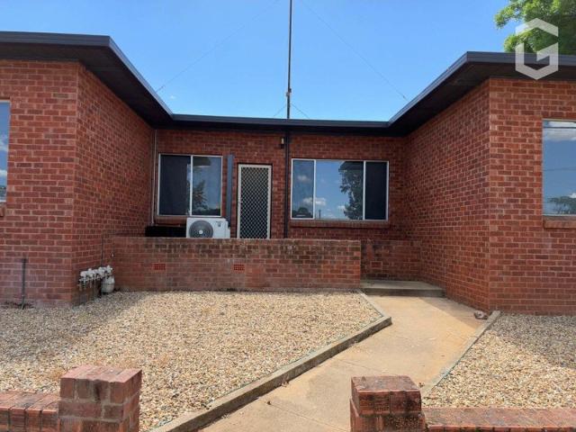 Centrally Located Leeton Unit Available Now!