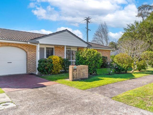 Centrally Located, Move In Ready Villa!