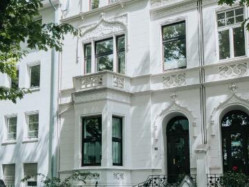 Centrally located old building in Bonn's former government district. Furnished, large apartment on the first floor