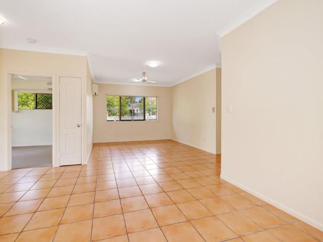 Centrally located only minutes to the Hospital, University and Lavarack Barracks