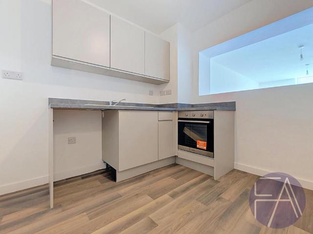 Centre Court Tulketh Street. Studio to rent £725 pcm £167 pw