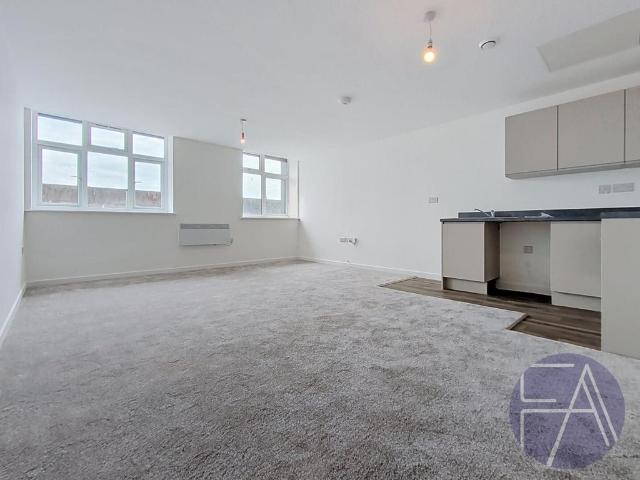 Centre Court Tulketh Street. Studio to rent £750 pcm £173 pw