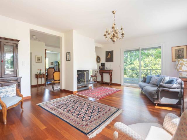 Centre Bourg Maison 186 M2 Hab 1666 M2 De Terrain Coup. 186m² Latresne