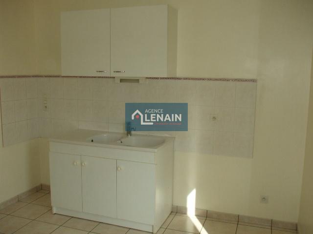 centre bourg maison 61 m² comprenant salon, cuisine.