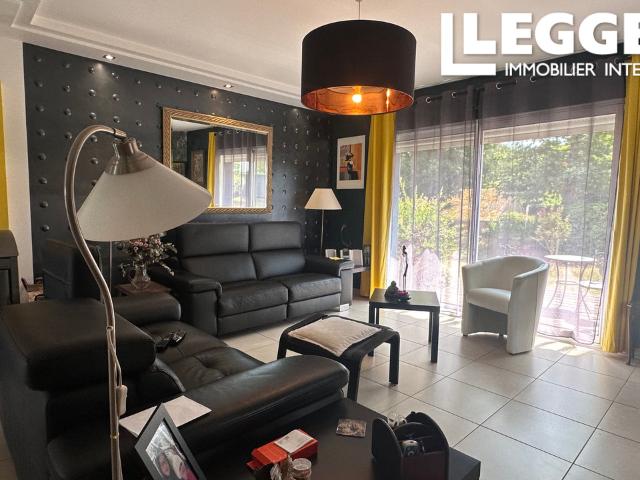 OFFRE ACCEPTEE! Propriété avec dépendance et jardin clos. 8 pièces, 5 chambres, hangar, potentiel commercial