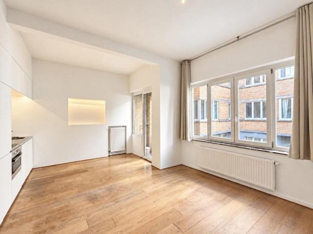 CENTRE, GRAND PLACE | SPACIOUS & QUIET +/ 60 M² FLAT – 1 BED