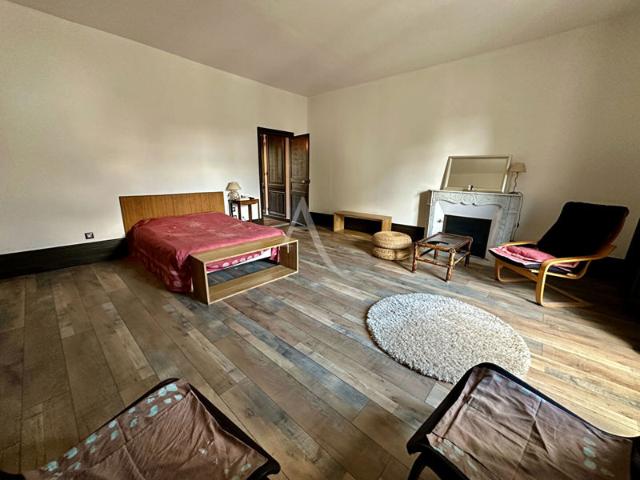 CENTRE DE MIREBEAU PROPRIETE EXCEPTIONNELLE CACHET BEAUX VOLUMES 242m² 4/5 CHAMBRES