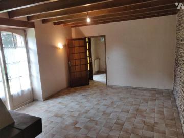CENTRE DE VERN SUR SEICHE: Proximité directe des commerces, écoles et services, maison ancienne.