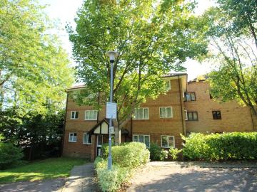 Centre Drive, Epping CM16, 1 bed flat to rent, £1,250 pcm | PrimeLocation