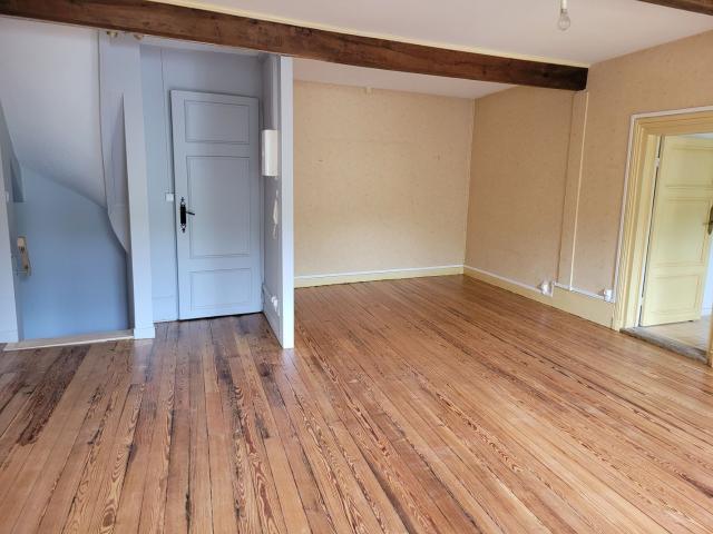 Centre du village de Bessenay, T5 en duplex