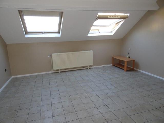 CENTRE JAMBES, AV MATERNE, STUDIO AU 2 EME ETAGE SANS ASC