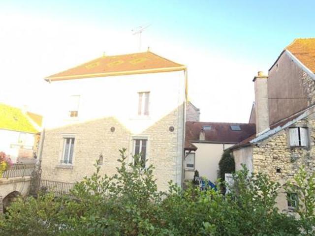 centre MIREBEAU SUR BEZE bordé par la Bèze