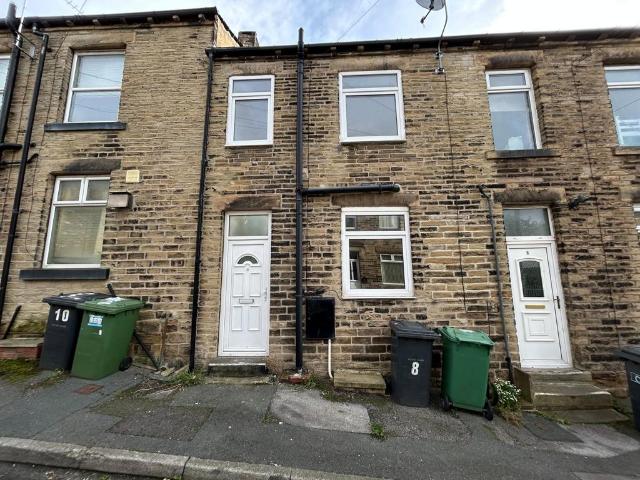 Centre Street, Heckmondwike, West. 2 bed terraced house to rent £650 pcm £150 pw