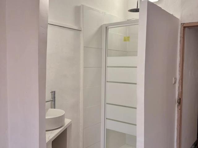 Centre Village Duplex traversant 82m² Cotignac