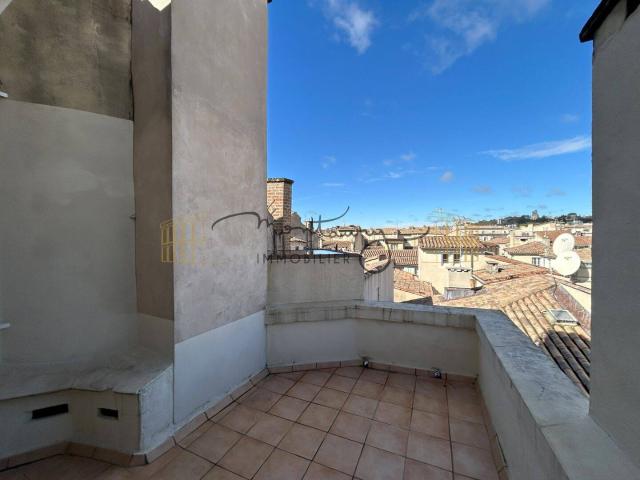 CENTRE VILLE COUP DE COEUR POUR CE P2 AVEC TERRASSE VUE TOUR MAG