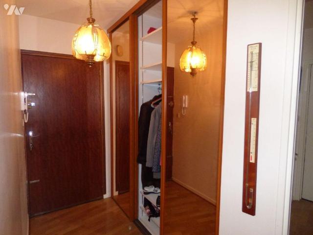 Centre ville, appartement au deuxième étage avec ascenseur: Entrée avec placard, couloir avec.