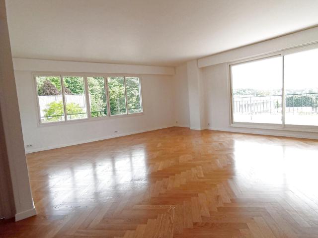 Centre ville. Appartement de 106 m2, deux chambres, balcon, box