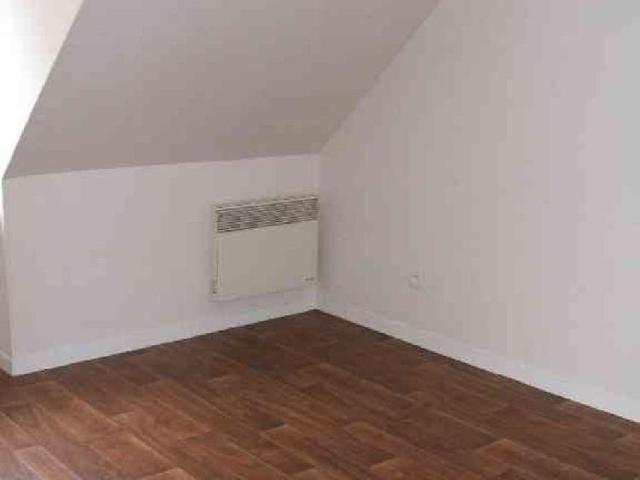 Centre Ville Appartement F3 en duplex situé au 2ème étage gauche sans ascenseur comprenant.