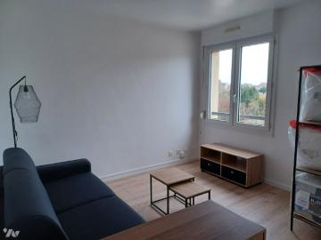 Centre ville, au calme. Beau studio loué meublé lumineux, tout confort. Avec parking extérieur
