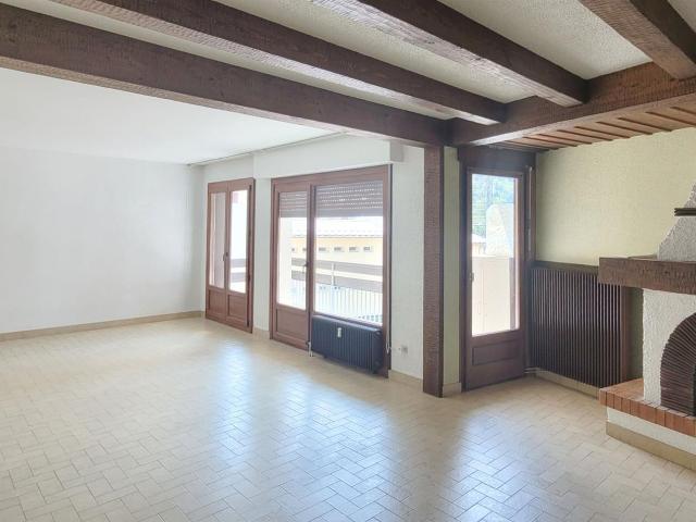 Centre ville grand 4 pièces avec cheminée 95m² Thônes
