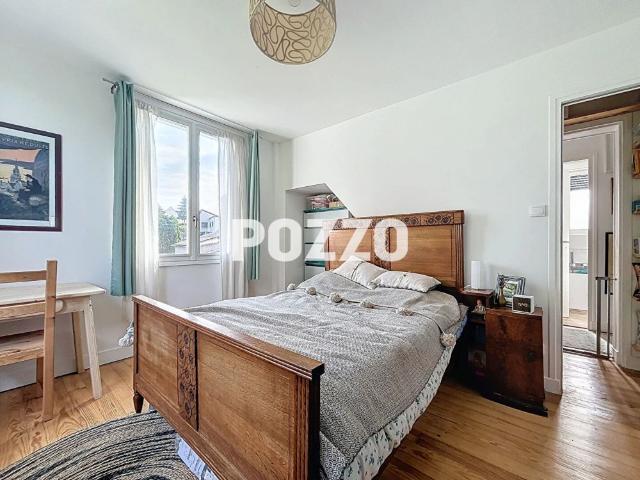 Centre ville de VILLEDIEU à pied pour cette maison T5 et double garage indépendant sur terrain de 1491m²