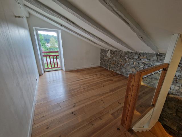 CENTRE VILLE D'USTARITZ, Maison 90.69m2 sur trois niveaux avec grand jardin