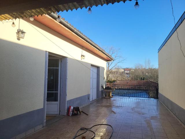 CENTRE VILLE, IMMEUBLE COMPRENANT 2 APPARTEMENTS + 2 GRANDS. m² Condom